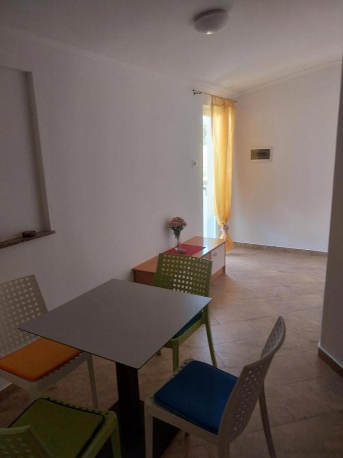 Apartments Leon ポレッチ エクステリア 写真