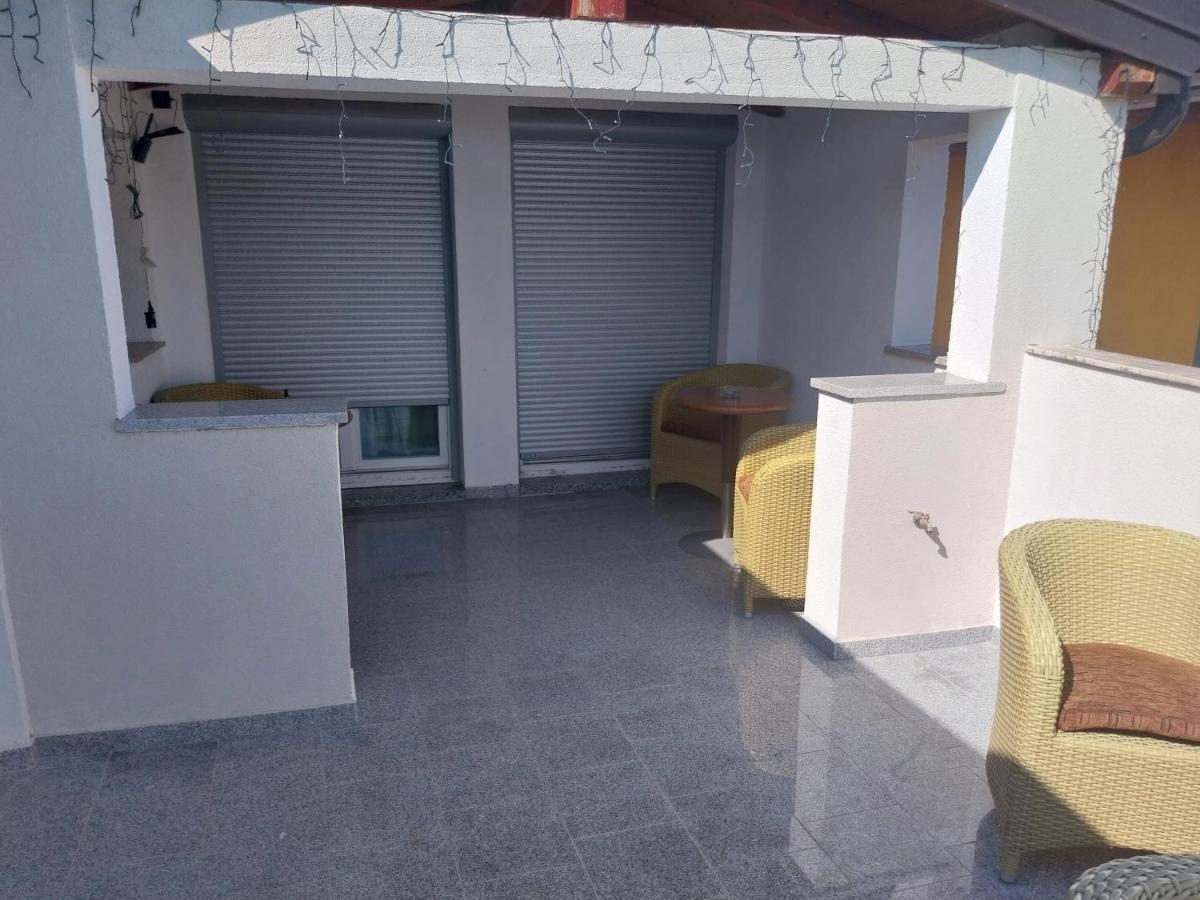 Apartments Leon ポレッチ エクステリア 写真