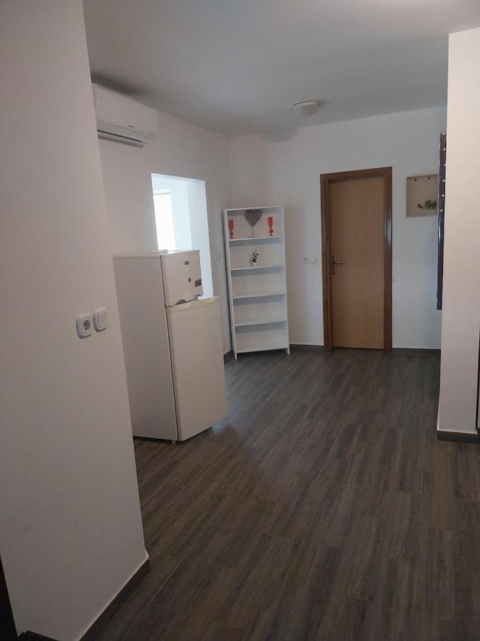 Apartments Leon ポレッチ エクステリア 写真